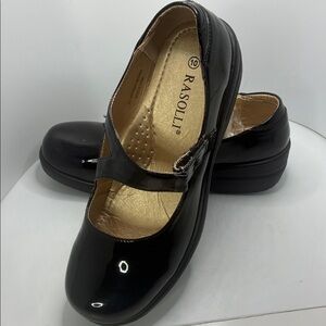 ROSELLI TRENDY WOMENS MARY JANE 
Rounded toe patent leather shoes